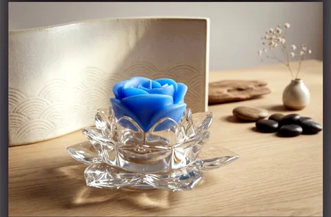 Vela em formato de rosa azul sobre base de cristal em formato de flor de lótus