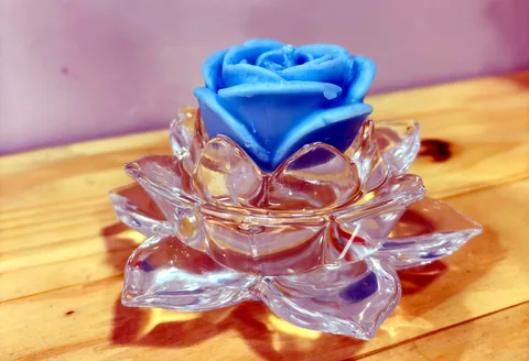 Vela em formato de rosa azul sobre base de cristal lapidado em formato de lótus